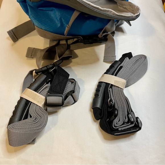 Ski or Snowboarding SMALL Backpack Unisex Black and Blue Shoulder & waist strap - Picture 4 of 5